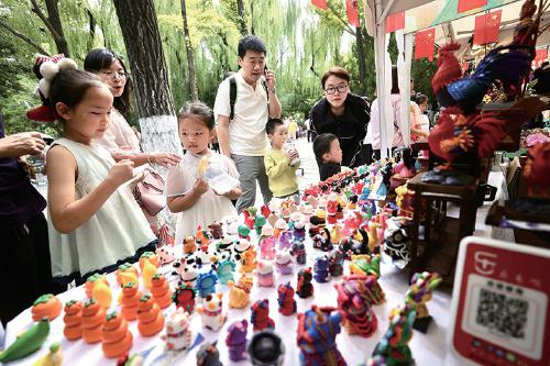 红牛策略 市集烟火气最抚游人心