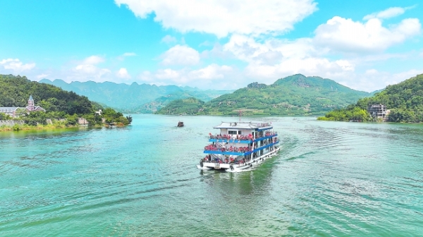 贝思盈配资 万峰湖：山环水绕间 解锁假期好风光